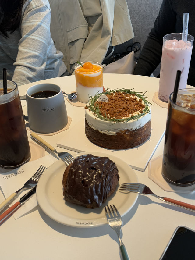 따스한 봄 저수지 바라보며 커피한잔🖤