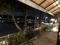 川を彩る素敵な料理🍽️🥂と風景🏞️と生演奏🎷🎸