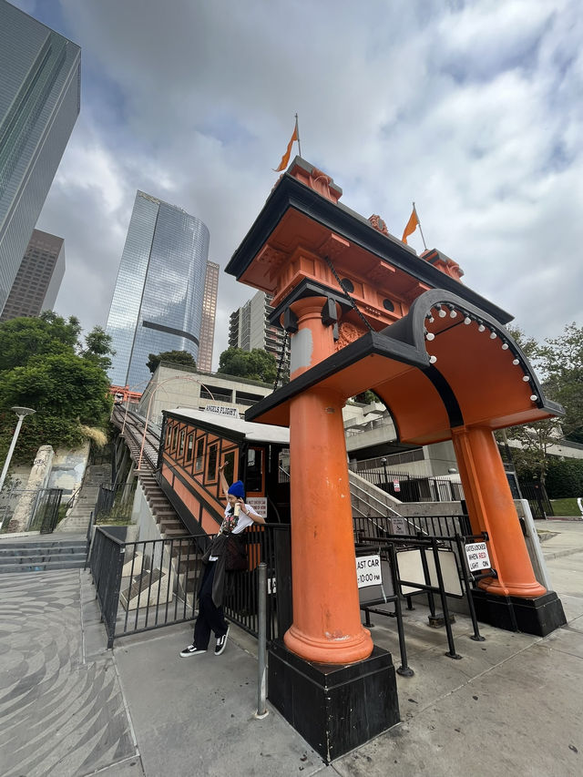 【搭上電影裡的復古列車！洛杉磯 Angels Flight 體驗小而經典的時光旅行】🎬🚋🌇