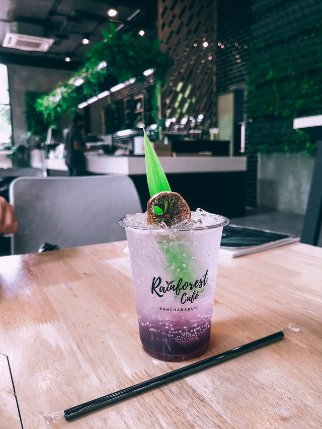 คาเฟ่ที่ใกล้ชิดธรรมชาติ ใจกลางเมืองกาญจนบุรี