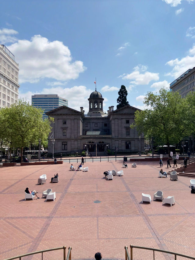 포틀랜드 다운타운 한가운데 위치한 멋진 광장, Pioneer Courthouse Square!