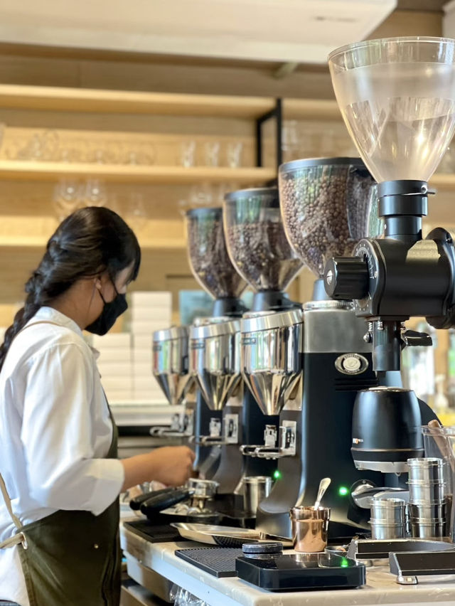 曼谷Ari社區超人氣度假風情咖啡店💕NANA Coffee Roasters 