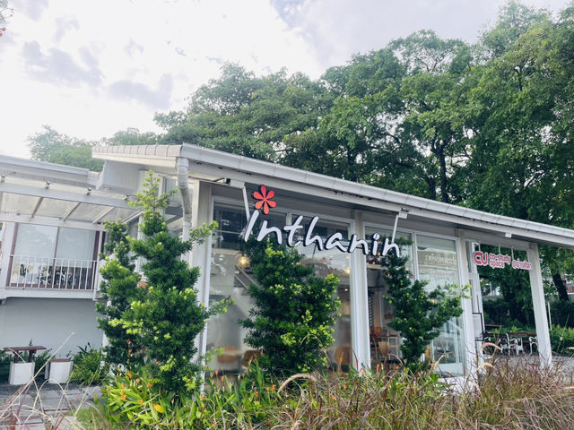 ร้านกาแฟติดทะเล