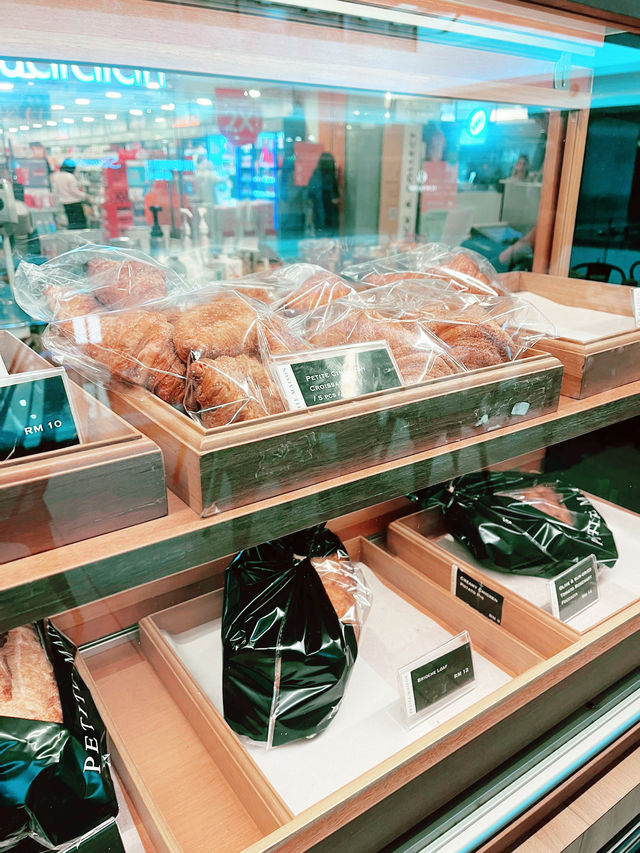 Petite Maison – A Cozy Gem for Coffee, Pastries, and Sweet Treats 