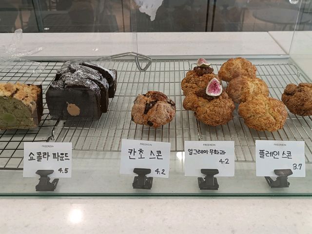 小區內有名的咖啡店 Freerein