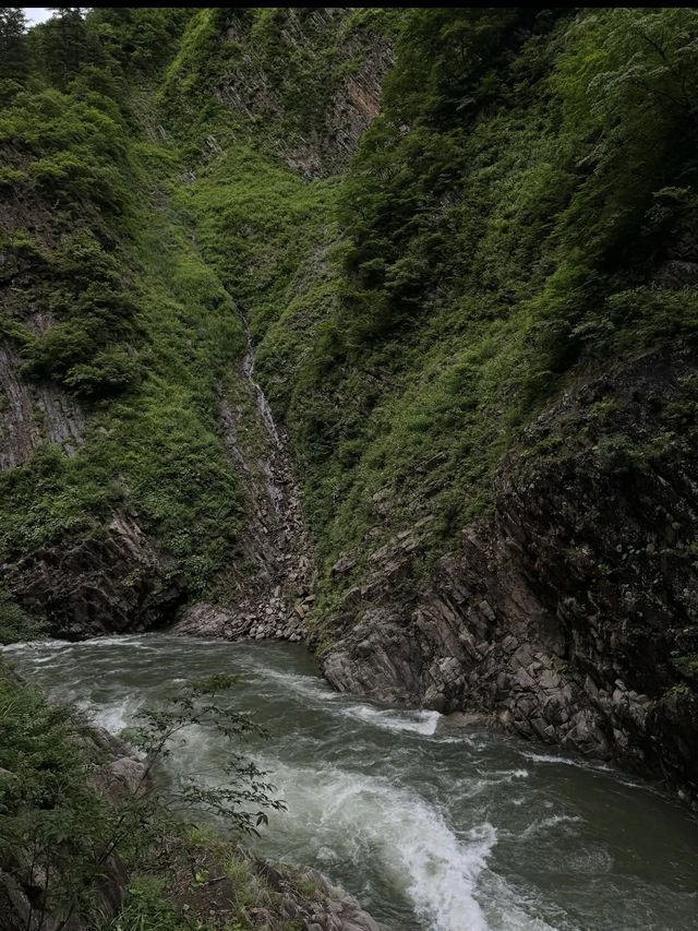 🌌自然とアートが融合する「清津峡渓谷トンネル」で幻想の旅へ