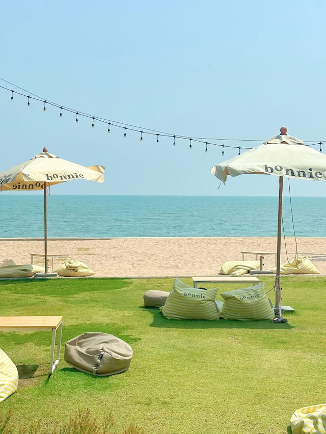 🌴 チャーアム×ホアヒンの間にある隠れ家ビーチカフェ「bOnnie on the beach」。 ミニマルデザイン×海