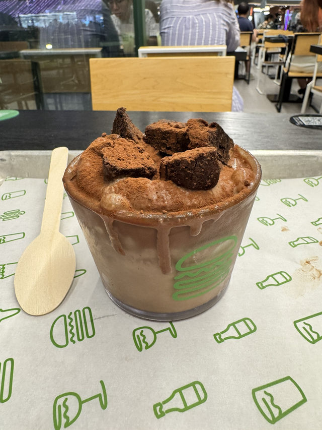 【香港】 夜空下的寂靜甜品之夜！Shake Shack創新黑朱古力雪糕！