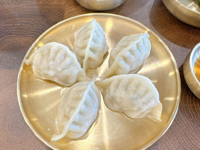 🍜 濟州機場旁的暖胃好味道：소길국수刀削麵店，大推！