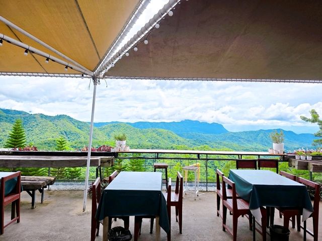 ร้านพิซซ่าท่ามกลางวิวภูเขา