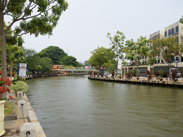 🌊 Malacca River Walk – Two Worlds in One Stroll 