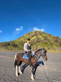เดินขึ้นปล่องภูเขาไฟโบรโม่