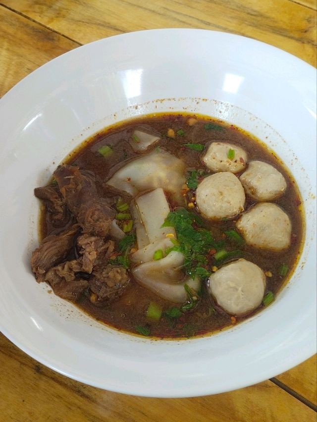 “ร้านฟาฮัท” เตี๋ยวเรือฮาลาล🍜