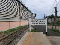 สถานีรถไฟบ้านแหลมนั่งสามล้อชมเมืองท่าฉลอม