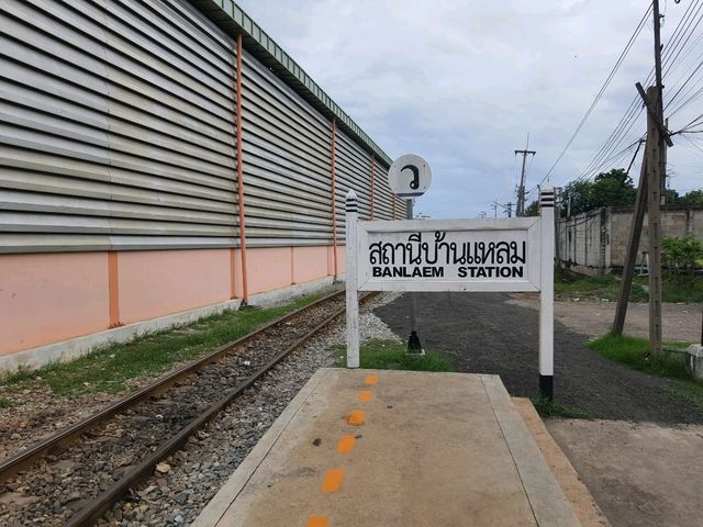 สถานีรถไฟบ้านแหลมนั่งสามล้อชมเมืองท่าฉลอม