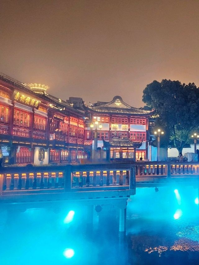 상하이과거로 순간 이동한 듯한 분위기의 밤의예원