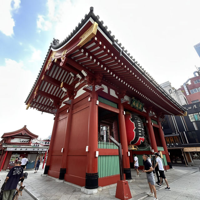The Thunderous Welcome: Kaminarimon Gate at Sensō-ji 🎇