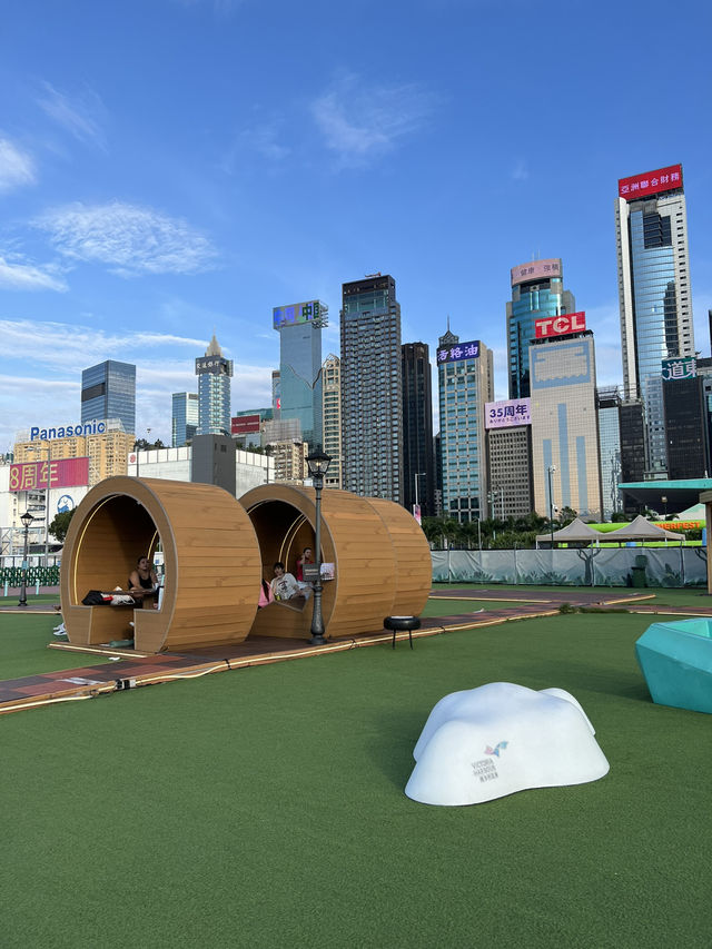 灣仔海濱長廊看維港 灣仔海濱長廊看維港