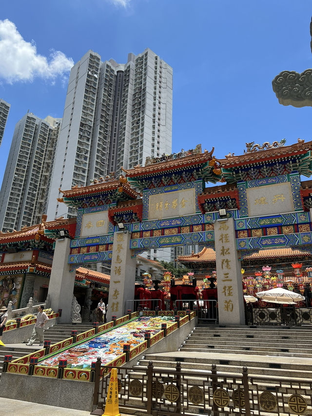 香港｜黃大仙祠——在高樓與綠瓦之間，聽見香火與水聲交織的城市靜心所 ⛩️🌿