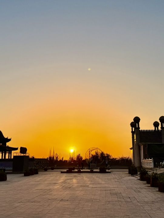 🌅哈密落日下的歷史秘境|打卡回王府,中式建築超有氛圍! 🌅哈密落日下的歷史秘境|打卡回王府,中式建築超有氛圍!