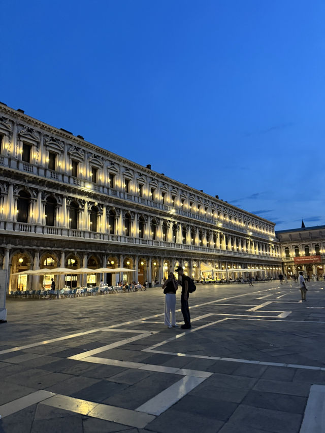 ✨ベネチアの夜景：月と灯りが映す水の都のロマン✨
