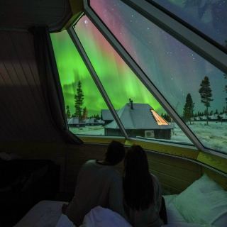 在燈光下的一夜：冰島極光冰屋小屋住宿 