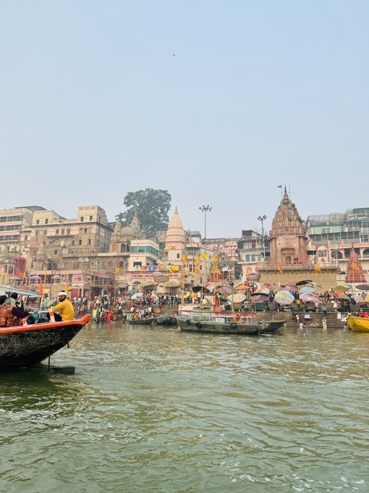 Thành phố linh thiêng Varanasi nằm trên sông Hằng, Ấn Độ.