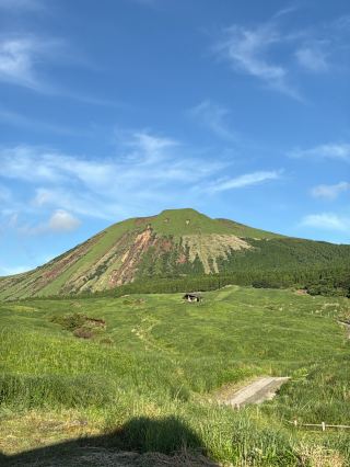 A trip from Fukuoka to Aso Kusasenri is an incredibly healing Kyushu getaway, featuring vast volcanic grasslands, cows and horses leisurely grazing on the green pastures, and views of distant volcanic peaks.