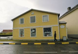 ​【アイスランド・Stykkishólmur】映画『LIFE!/ライフ』の港町を歩き、お馴染みの黄色い小屋を探す。