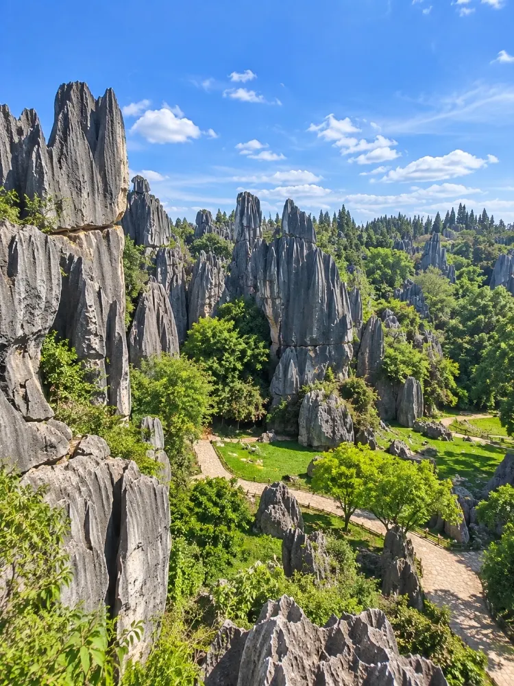 昆明石林 (Stone Forest) — 雲南大自然的奇蹟石柱