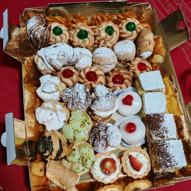 Holiday Sweets: Cookies, Cannoli, and Profiteroles! 