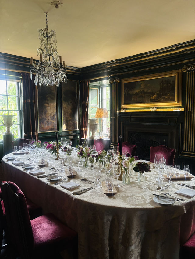 More than 300 years old historic, old-style English 5star hotel in Edinburgh 