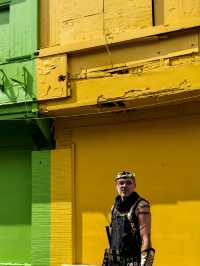 Разноцветная улица рядом с City God Temple