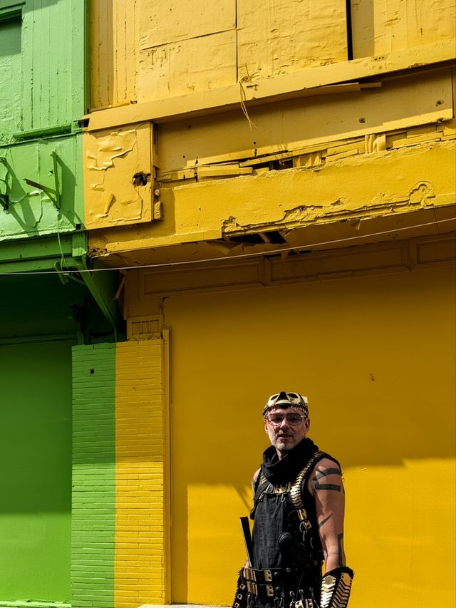 Разноцветная улица рядом с City God Temple Разноцветная улица рядом с City God Temple