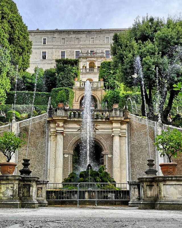 Uncover the Timeless Beauty of Villa d'Este's Fountain Garden: A Hidden Gem of Tivoli, Rome 🌿💦