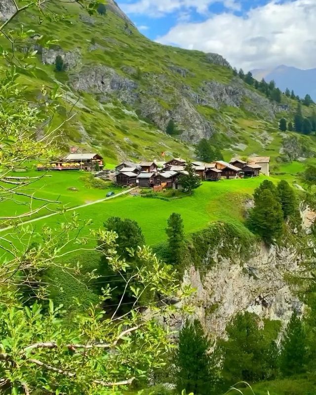 Exploring Zermatt's Village Charm 🏞️🇨🇭