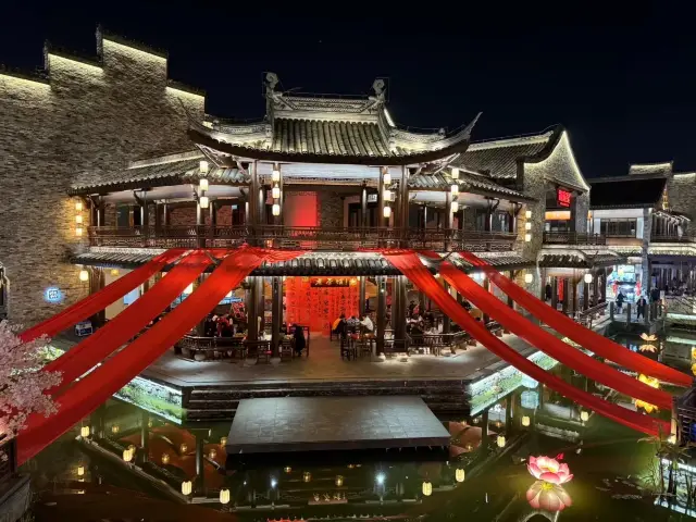 Wutian Old Street, which recreates the prosperity of the ancient market town by the Tang River