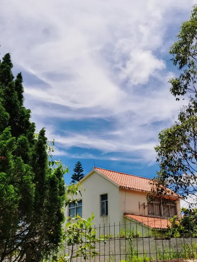 The clouds over Maluan Mountain are mesmerizing