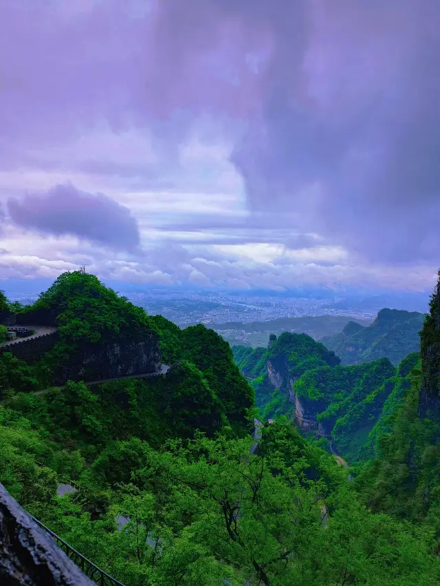 The Tianmen Mountain in Zhangjiajie, Hunan is truly magnificent, and those traveling in Hunan must definitely check it out