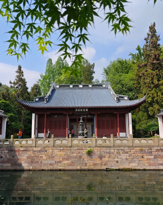 岳王廟，八千里路雲和月，英雄長眠山水間！