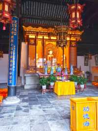 真如鎮，雖陷水泥森林中，唯這方淨土依舊