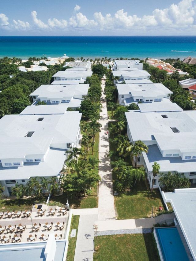🌴🏨 Playa del Carmen's All-Inclusive Paradise 🍹✨