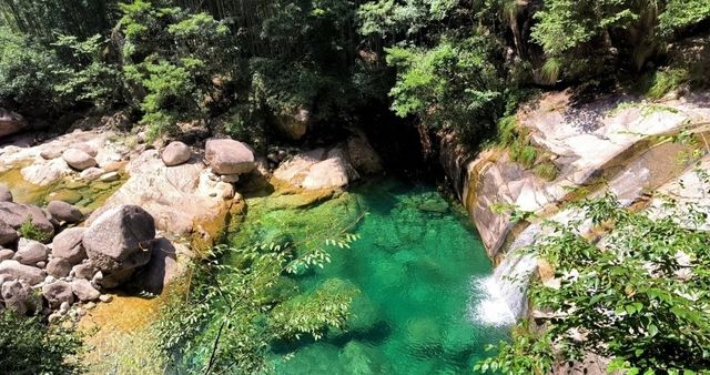 黃山九龍瀑：一瀑九折，探索碧綠潭水的奧秘！
