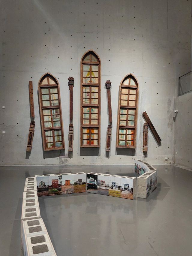 逛展《重瞳》。