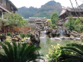 가을의 검하온천성, 단풍으로 가득한 정원, 아름다움이 가득하다.