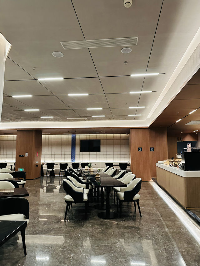 蘇州獨墅湖月亮灣地鐵站亞朵酒店。