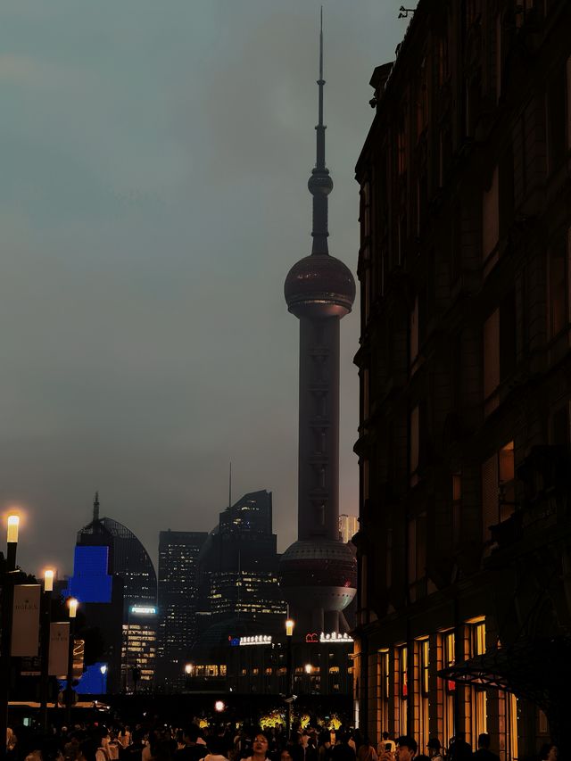 雨天嘅外灘真係靚到封神，攻略放喺最後一張圖