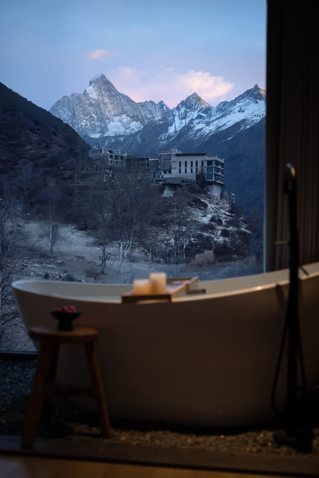來四姑娘山住我家，幺妹峰會在你枕邊醒來。