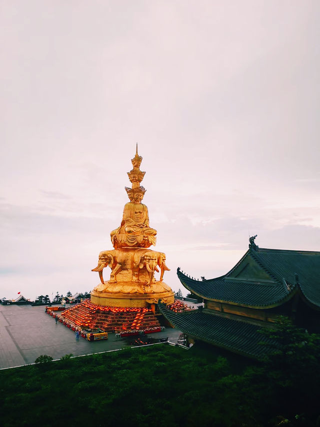 四川峨眉山·金頂｜雲海佛光，一眼入魂
