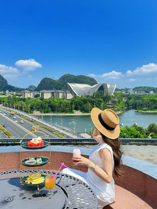 桂林漓江邊 二人躺睇江景！真係好靚....